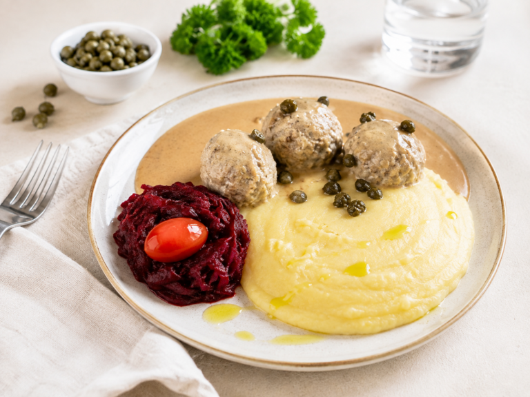 Königsberger Klopse mit Kartoffeln im Esszimmer Dresden
