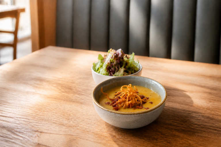 Erdäpfelsuppe im Esszimmer Dresden
