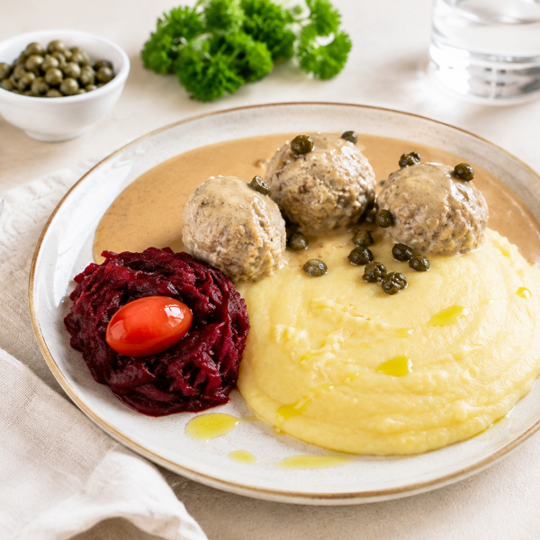 Königsberger Klopse mit Kartoffeln im Esszimmer Dresden