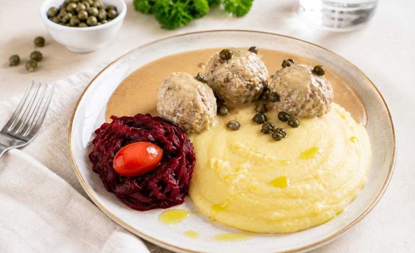 Königsberger Klopse mit Kartoffeln im Esszimmer Dresden