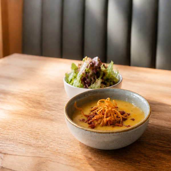 Erdäpfelsuppe im Esszimmer Dresden