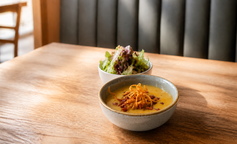 Erdäpfelsuppe im Esszimmer Dresden